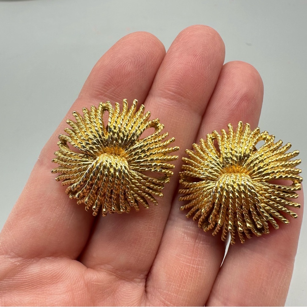 Vintage Monet Cornelia 1960’s Gold Tone 1” Round Clip On Classic Retro Earrings